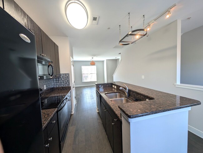 Building Photo - Beautiful, 3 bed, 2 bath Townhome Located in the Seigle Point Community!