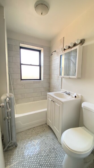 Building Photo - 3933 N Clarendon Ave