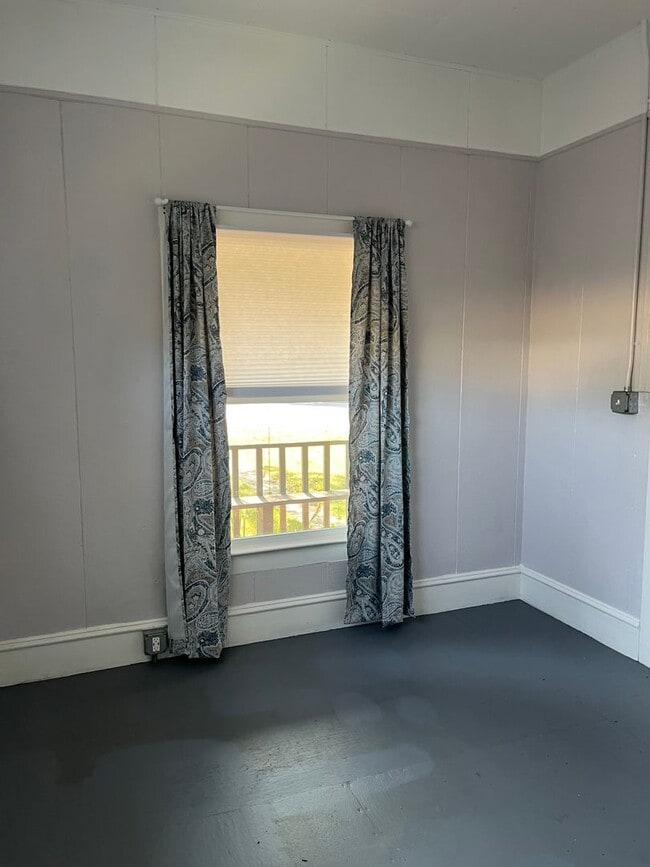 Building Photo - Cute and clean 2 Bedroom 1 Bathroom home in the heart of Roseburg.