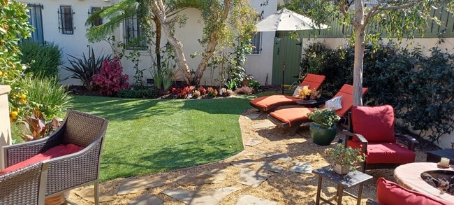 Lounge Area Surrounded by A Rich Landscape - 1103 S Crescent Heights Blvd
