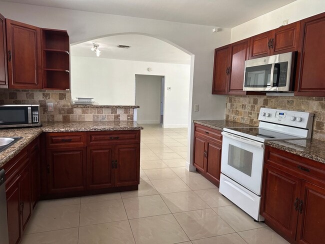 Building Photo - 4 bed 2 bath plus a den, could be a 5th bed.