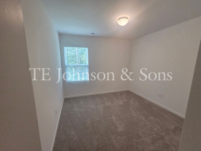 Building Photo - 223 Latrobe Ln