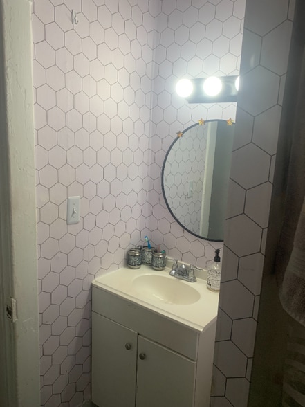 Building Photo - 1014 W 39th St