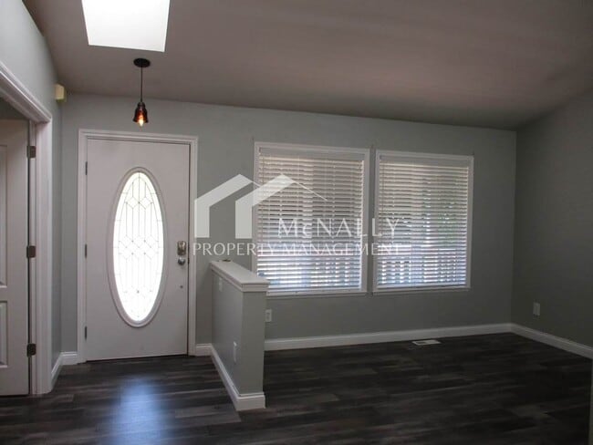 Building Photo - Beautiful 3 Bedroom, 1.75 Bathroom Welling...
