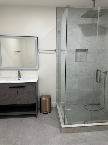 Building Photo - 237 N Kenwood St