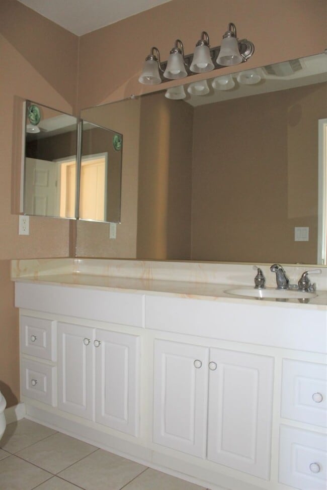 Building Photo - Updated Parkside Condo with Large Deck!