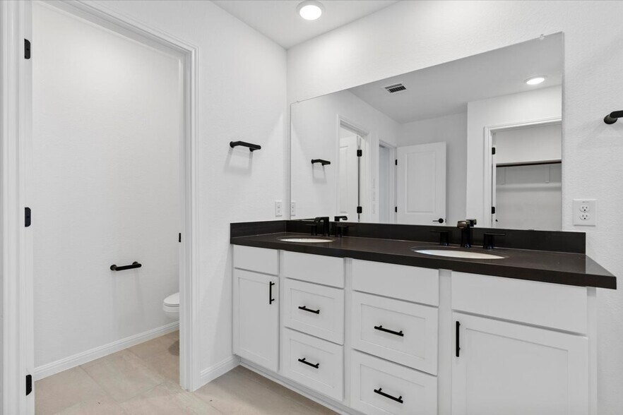 Building Photo - 15600 Nola Ct