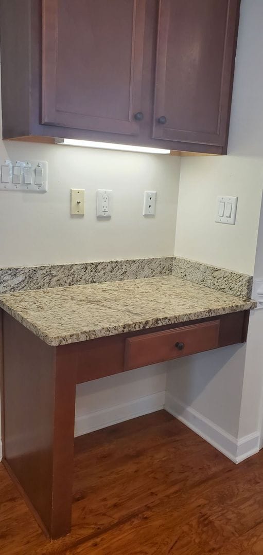 Building Photo - Townhouse  At West Park Place