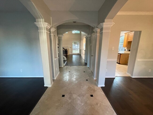 Building Photo - 9323 Willow Crossing Dr