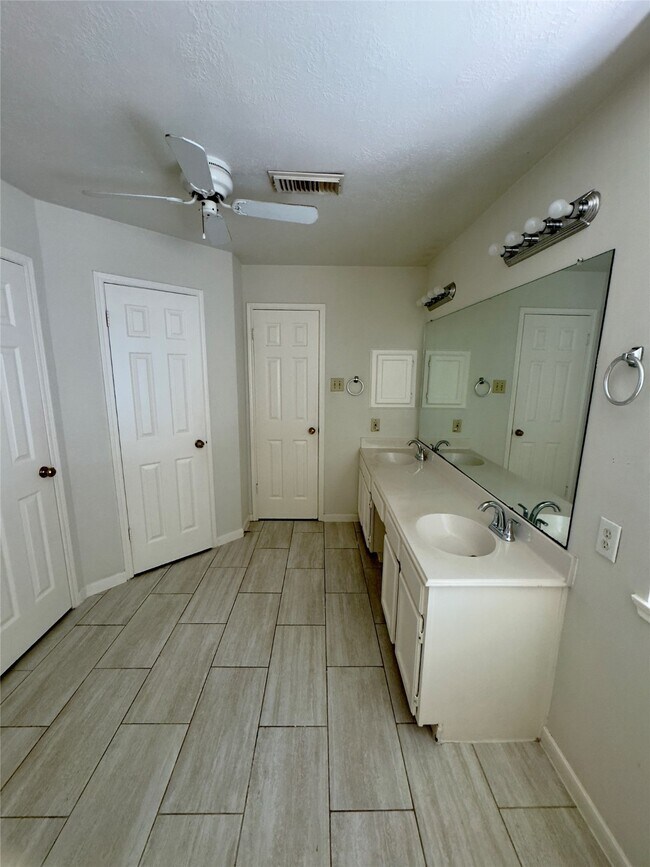 Building Photo - 16315 Cobble Springs Ct