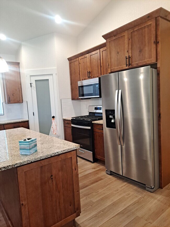 Building Photo - ALL PROSPECTIVE TENANTS MUST SUBMIT A $58 ...