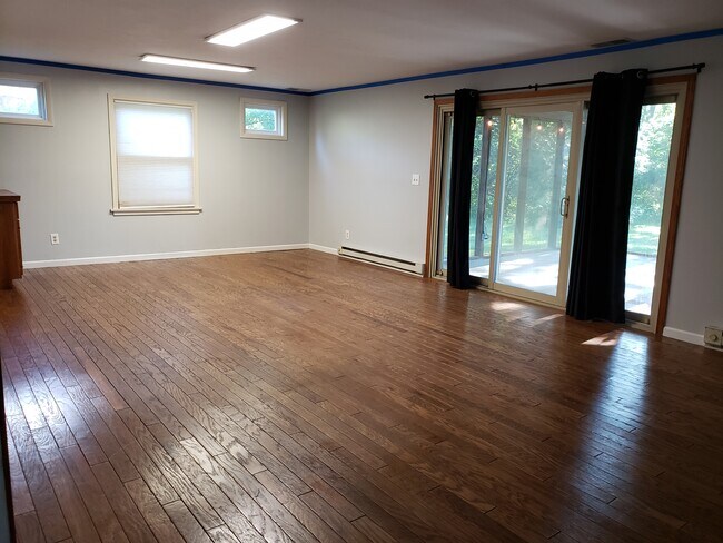 Building Photo - 926 Cedar Dr