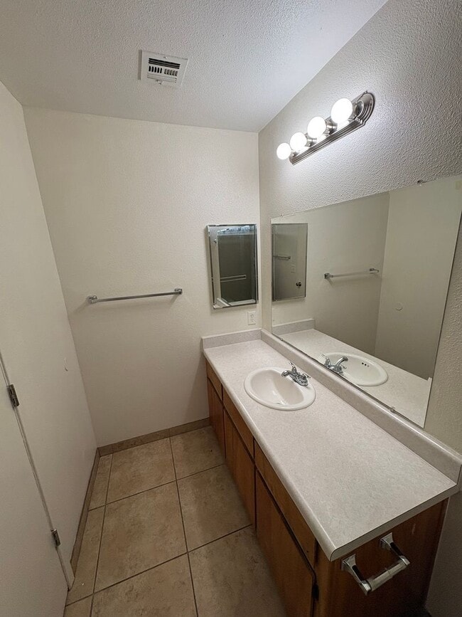 Building Photo - Charming Tulare home available now!