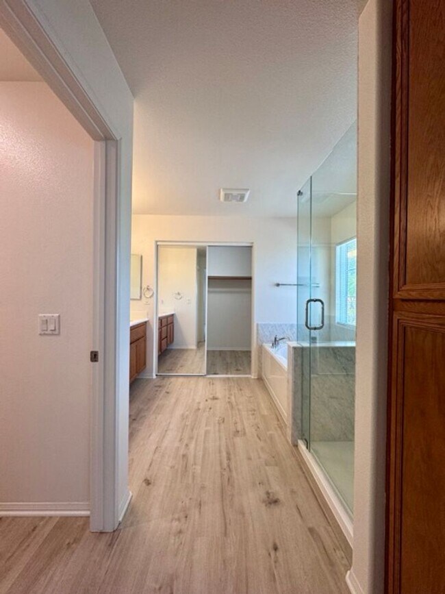 Building Photo - Beautiful 3 Bedroom two story South Temecu...