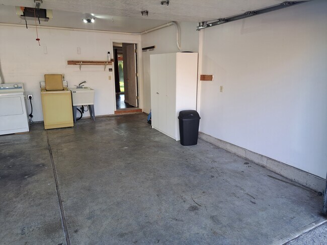 Garage - 15815 NE 69th St