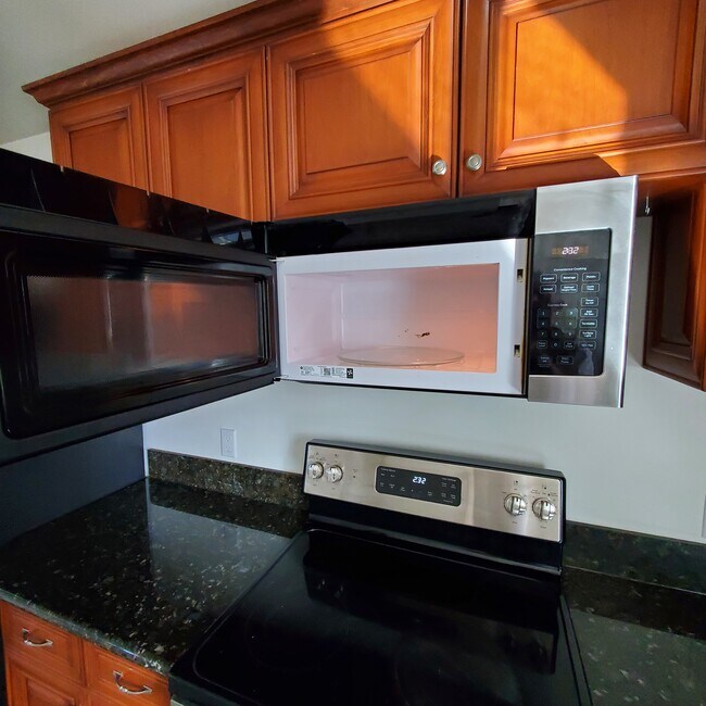 GE microwave with built in vent. - 5731 Fulton Ave