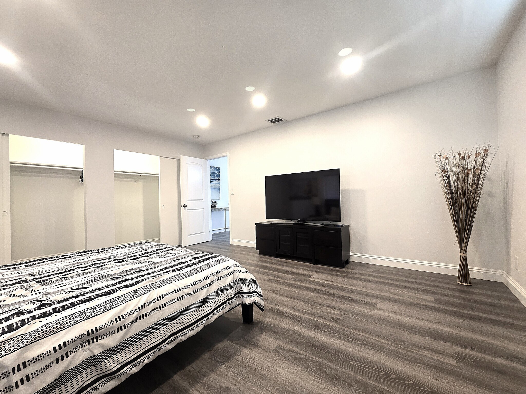 Building Photo - 123 E Bennett Ave