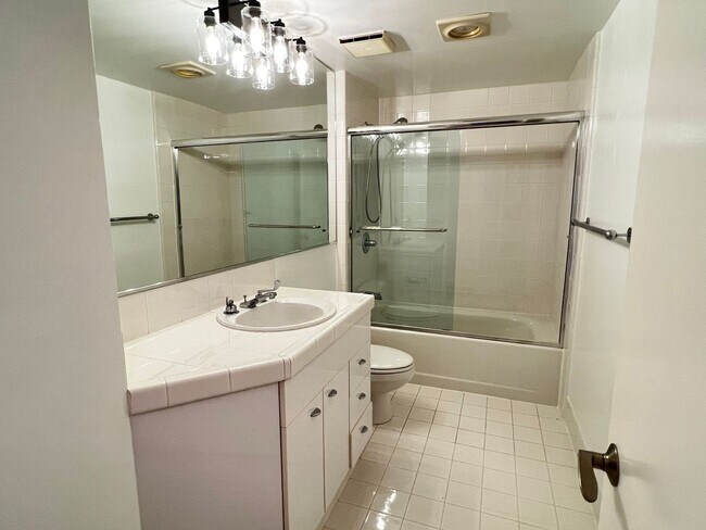 Building Photo - Modern Condo in the heart of North Beach