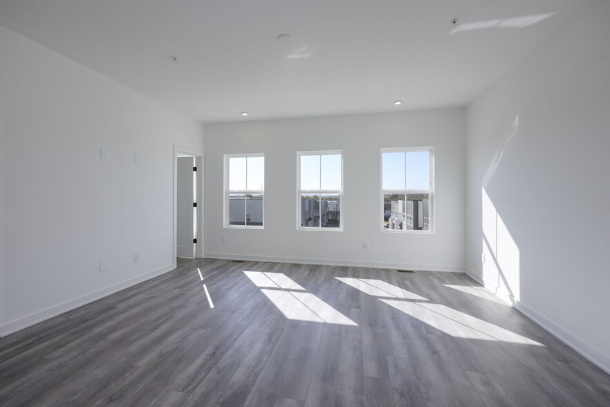 Master Bedroom - 2026 Edison Park Ln