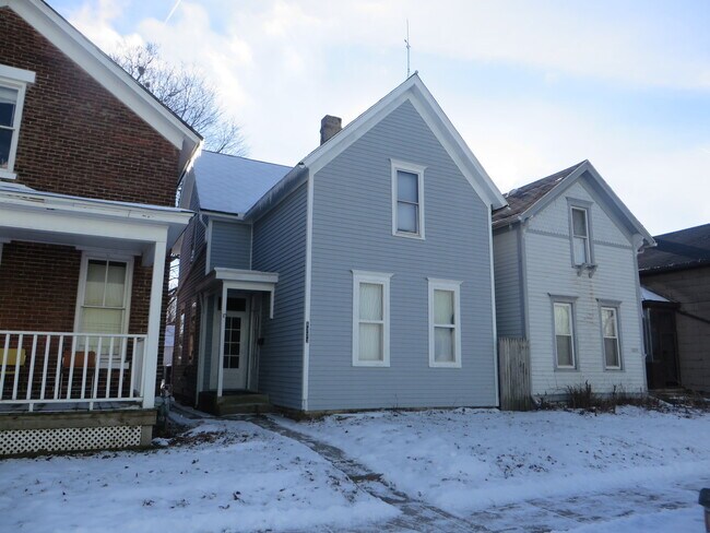 Building Photo - Large Three Bedroom, 1.5 Bathroom Home hal...