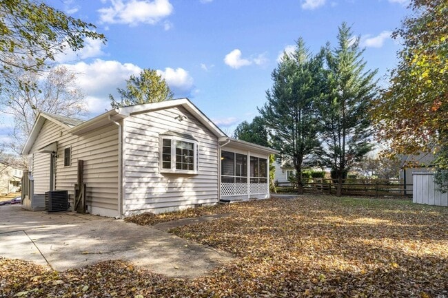 Building Photo - 1516 Cedarwood Dr