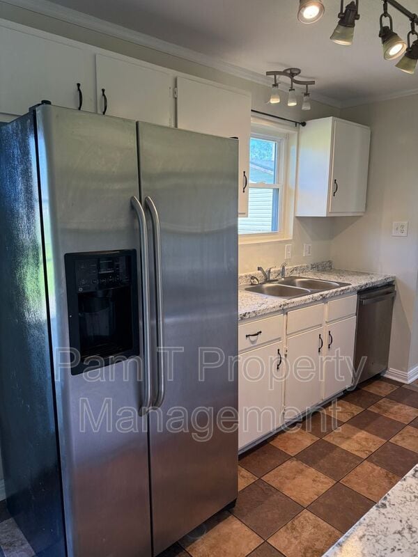 Building Photo - 211 Holiday Dr