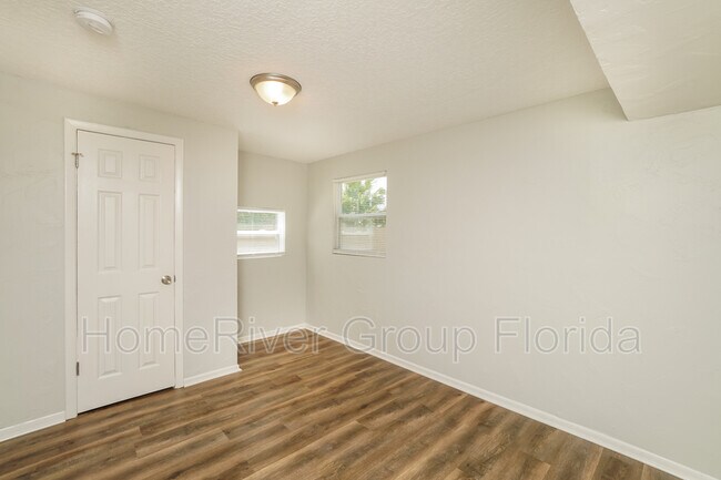 Building Photo - 6646 Lenoir Dr