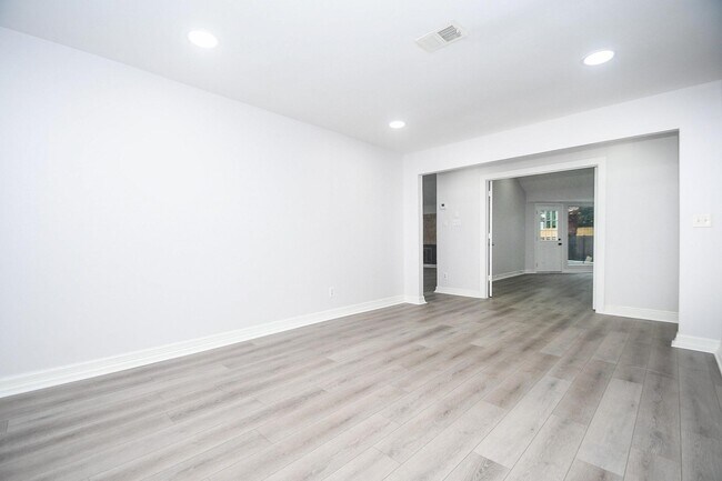 Building Photo - 10903 Shawnbrook Dr