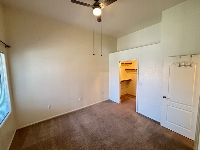Building Photo - Beautiful 2Bed/2Bath Condo located in Henderson's Mission Ridge gated Community