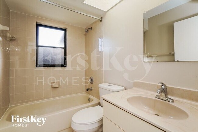 Building Photo - 241 SE 1st Ave