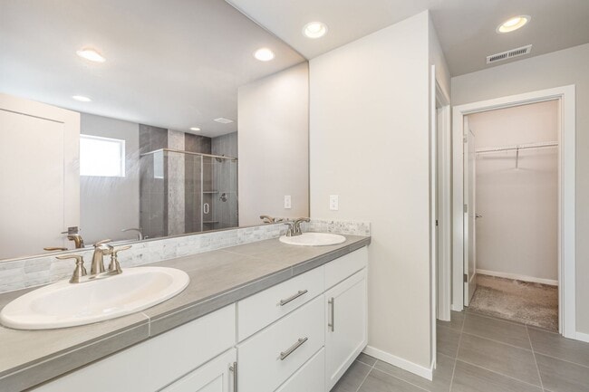 Building Photo - Modern home with 4 bed 2.5 bath available ...