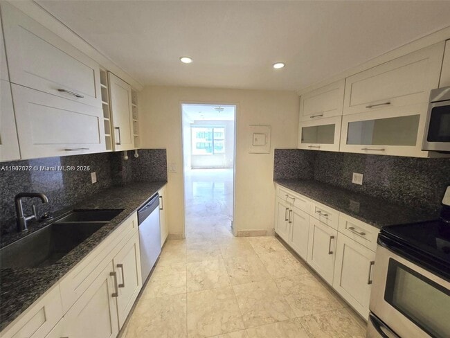 Building Photo - 5255 Collins Ave