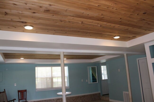 Building Photo - Beautiful 3 bedroom Lakefront Home