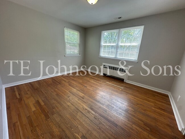 Building Photo - Spacious 2 Bedroom Condo