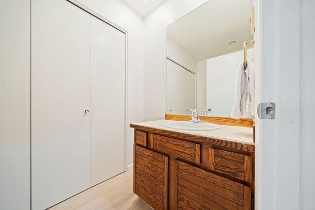 Building Photo - 2 bedroom Condo