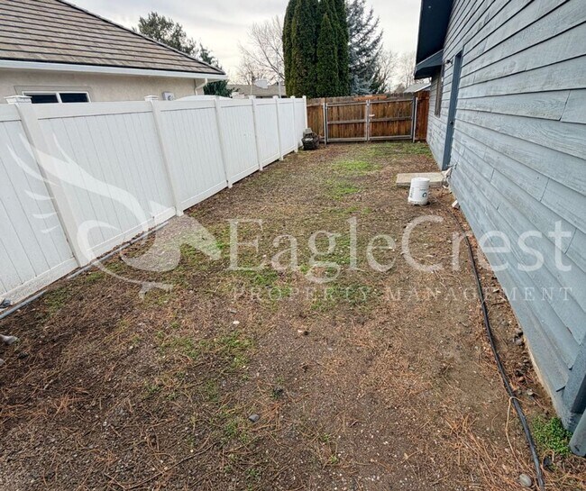 Building Photo - Thoughtfully Designed 3 Bedroom 2 bathroom Home with Open Kitchen and Private Deck