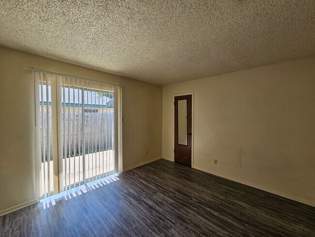 Building Photo - 2106 Wheeler Ave