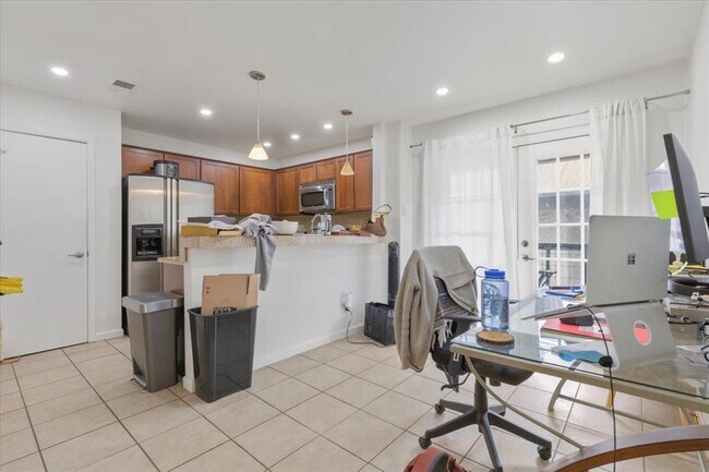 Building Photo - 6307B Shadow Valley Dr