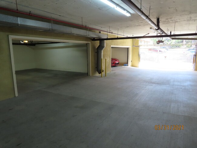 Building Photo - Two Bedroom 2.5 bath Townhome in South Par...