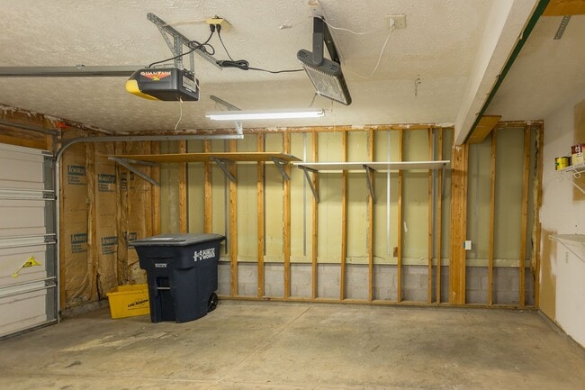 Building Photo - Spacious 3-Bedroom Townhome with Garage in a Prime Harrisonburg Location!