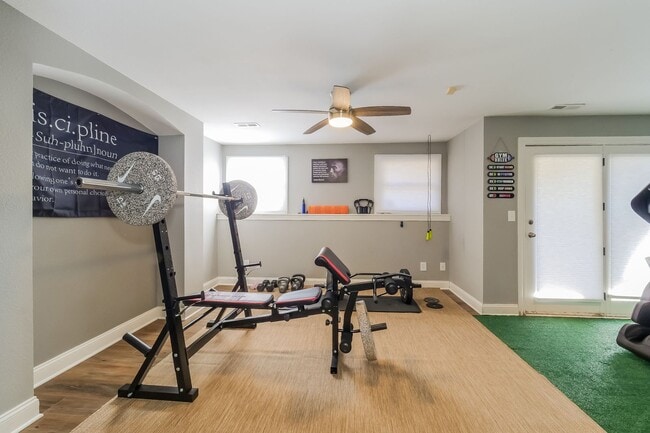 Building Photo - Beautiful Overland Park Townhome 2/3-Bed, 3.5-Bath - February move-in Special!!