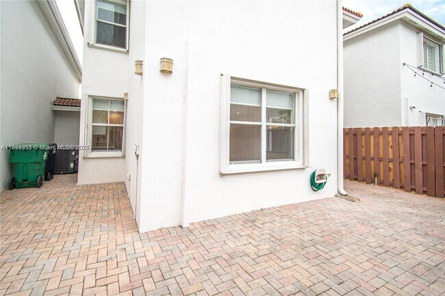 Building Photo - 7042 NW 114th Ct