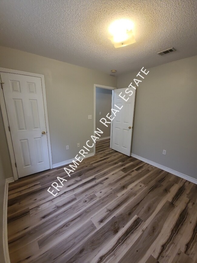 Building Photo - Vaulted ceiling in greatroom