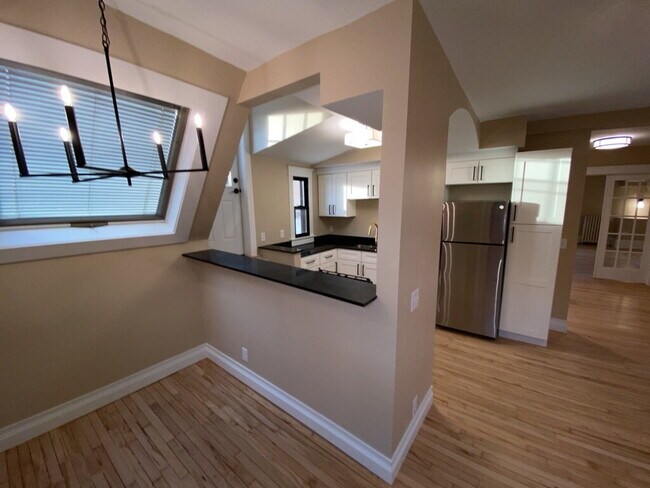 Building Photo - *Beautifully remodeled Historic 2 bed plus den Penthouse In Desirable Lowry Hill - Near Chain Of ...