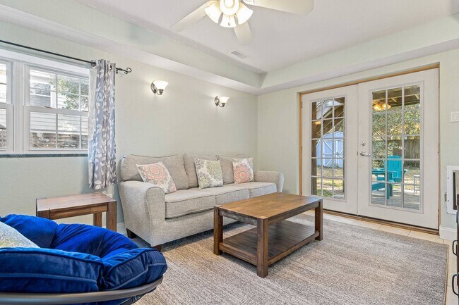 Building Photo - 909 Indian Dr