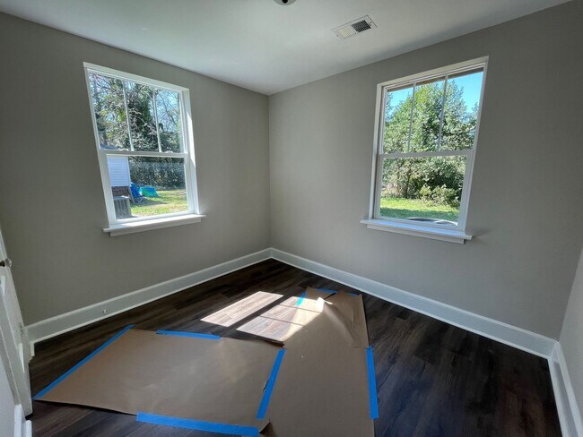 Building Photo - Woodlawn Duplex Apartment 2 Bedroom 1 Bath