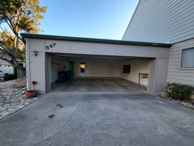 Building Photo - 547 Fairway Dr
