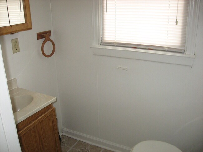 Building Photo - 419 E Pettit Ave