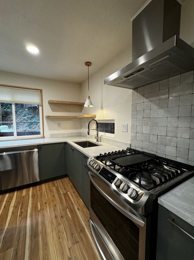 Building Photo - 1604 Square foot modern multi level home minutes from Occidental, storage, primary suite, large y...