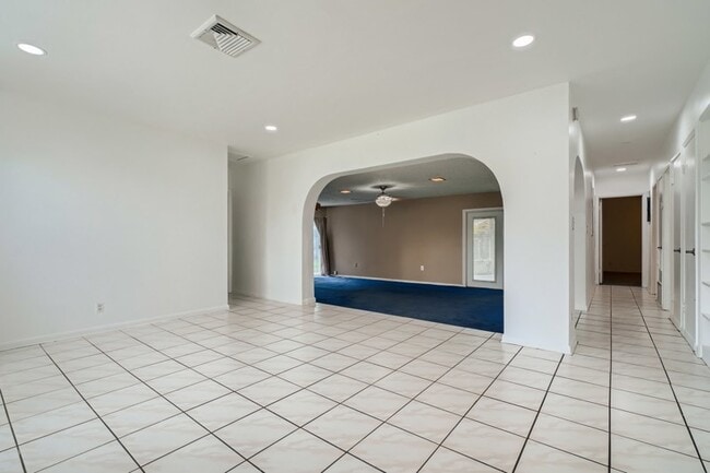 Building Photo - 2730 SW 17th St